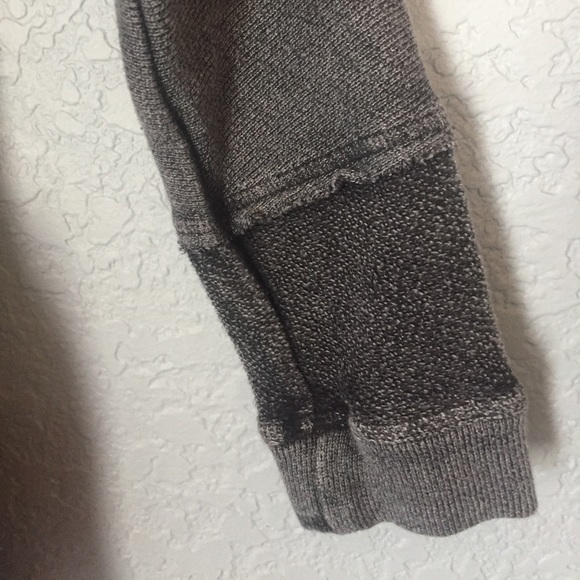 Anamá | Distressed Hem Cold Shoulder Sweater - Picture 4 of 5